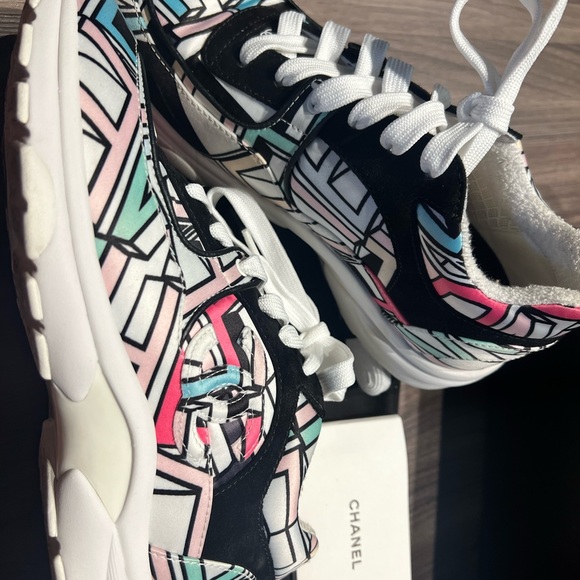 Great condition. Bought in Dubai. Comes with dust bags, extra laces and box. - Picture 6 of 7